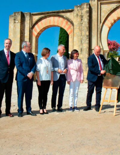 Placa conmemorativa de la Declaración de Medina Azahara como Patrimonio de la Humanidad