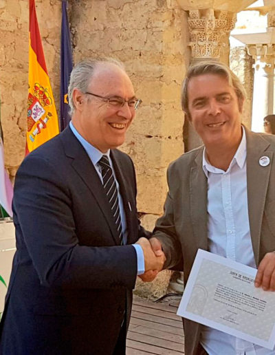 Entrega de diploma a Alberto Montejo, director del Conjunto Arqueológico de Madínat al-Zahra